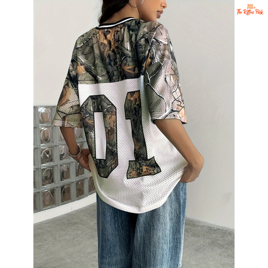 Camouflage-patterned women’s mesh sports T-shirt with V-neck and quick-dry fabric, ideal for summer workouts and activewear.