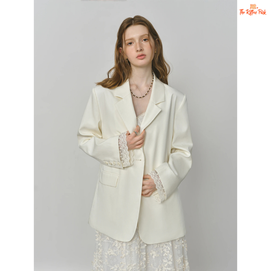 Elegant French-inspired women’s blazer with lace trim, notched collar, single-button closure, and solid design, made from lyocell and polyamide.
