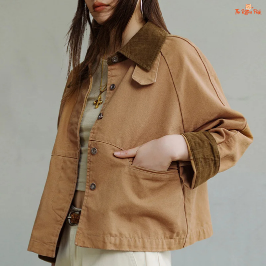 A retro khaki cotton jacket for women with a corduroy turn-down collar, single-breasted closure, pockets, and a loose safari-style fit for autumn and winter.