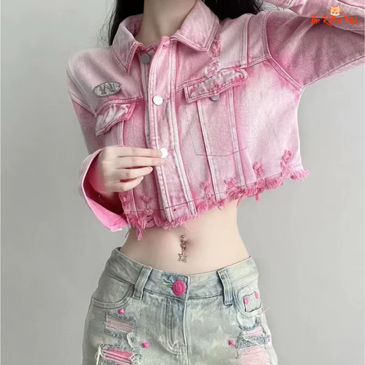 Cropped pink denim jacket with hole detail and single-breasted closure, made from cotton and polyester, ideal for Y2K-inspired autumn/winter streetwear.