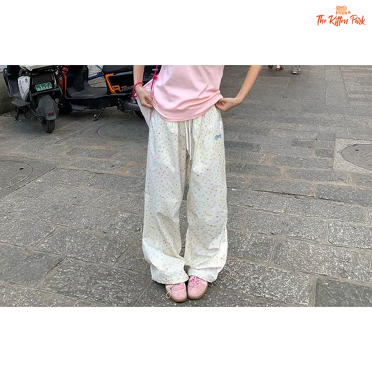 High waist women’s cargo pants with wide-leg fit and playful star print, made from cotton-polyester fabric for spring and summer wear.