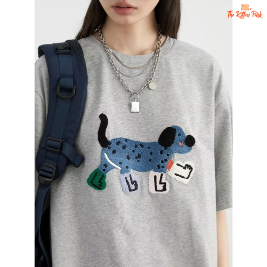Loose-fit gray cartoon dog embroidered unisex t-shirt for women – casual streetwear top for all seasons.