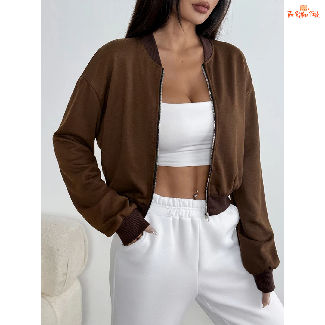 A camel-colored streetwear jacket for women featuring a thick zip-up design, O-neck collar, and button details — perfect for cozy autumn outfits.