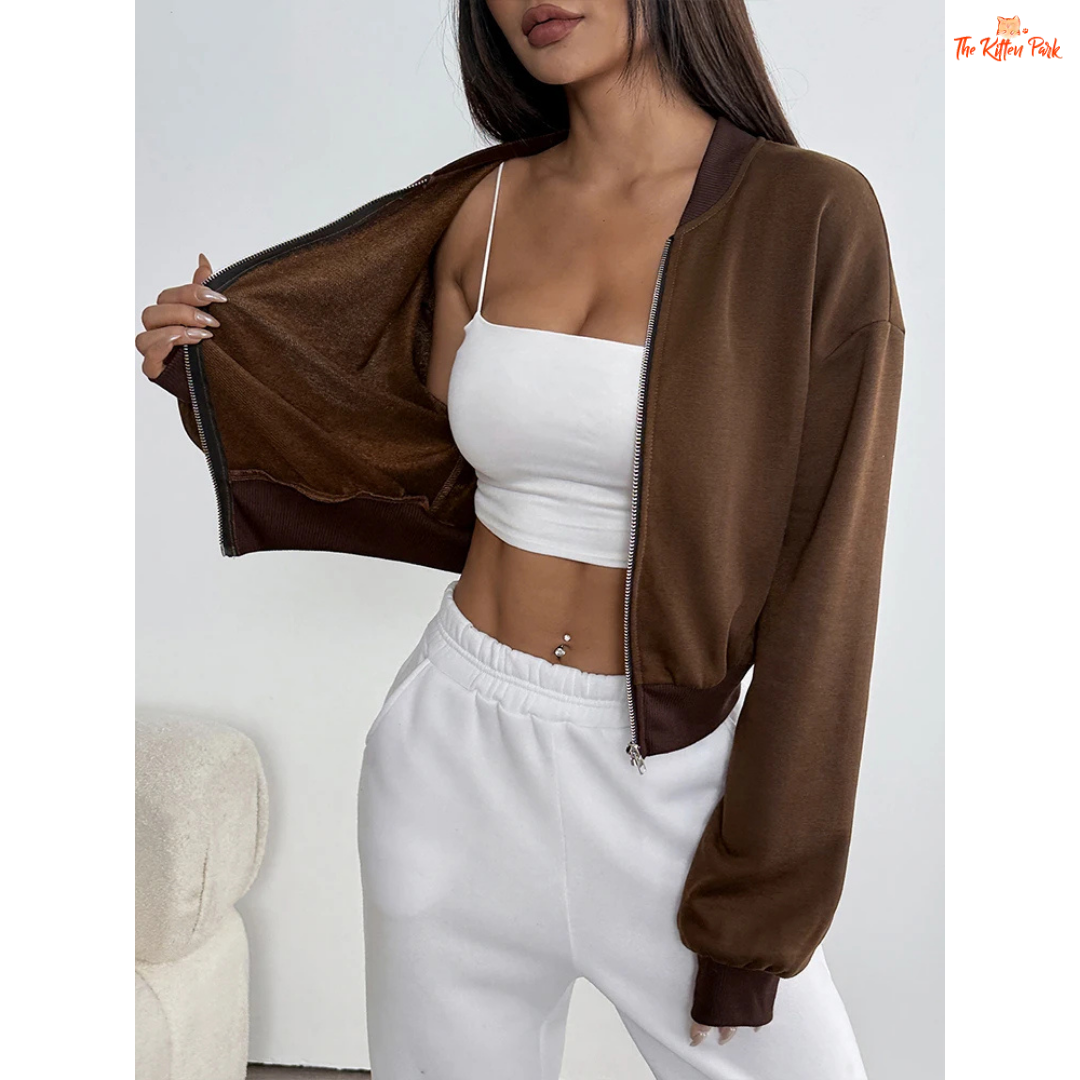 A camel-colored streetwear jacket for women featuring a thick zip-up design, O-neck collar, and button details — perfect for cozy autumn outfits.