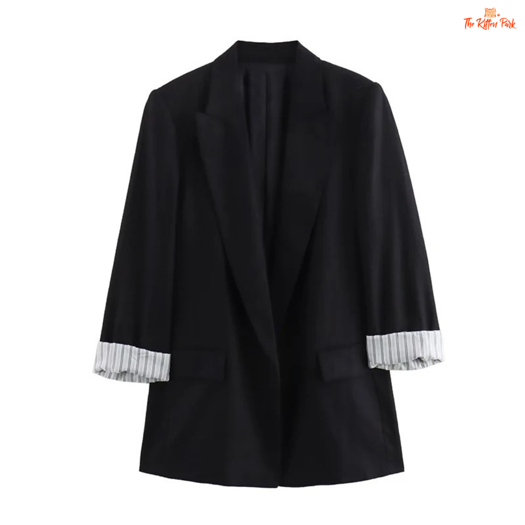 Chic women’s vintage blazer with a notched collar, long sleeves, loose fit, and pocket details in a minimalist solid design, ideal for autumn and winter wear.