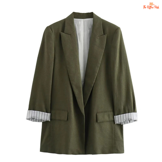Chic women’s vintage blazer with a notched collar, long sleeves, loose fit, and pocket details in a minimalist solid design, ideal for autumn and winter wear.