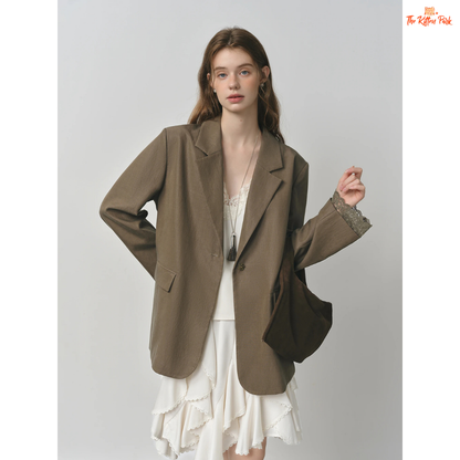 Elegant French-inspired women’s blazer with lace trim, notched collar, single-button closure, and solid design, made from lyocell and polyamide.
