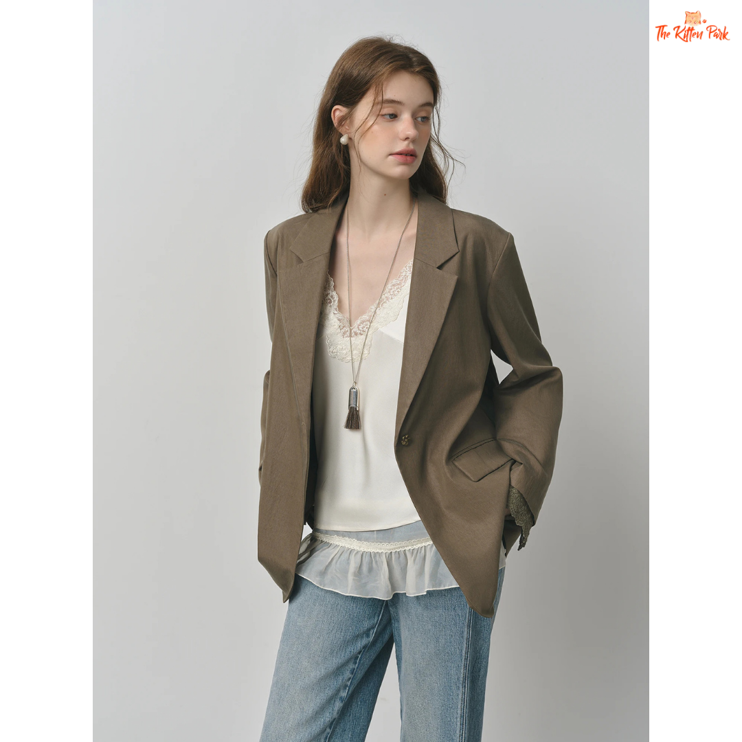 Elegant French-inspired women’s blazer with lace trim, notched collar, single-button closure, and solid design, made from lyocell and polyamide.