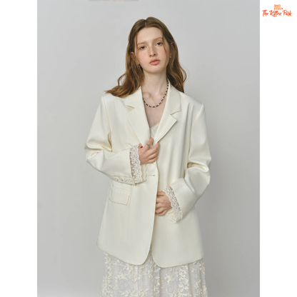 Elegant French-inspired women’s blazer with lace trim, notched collar, single-button closure, and solid design, made from lyocell and polyamide.