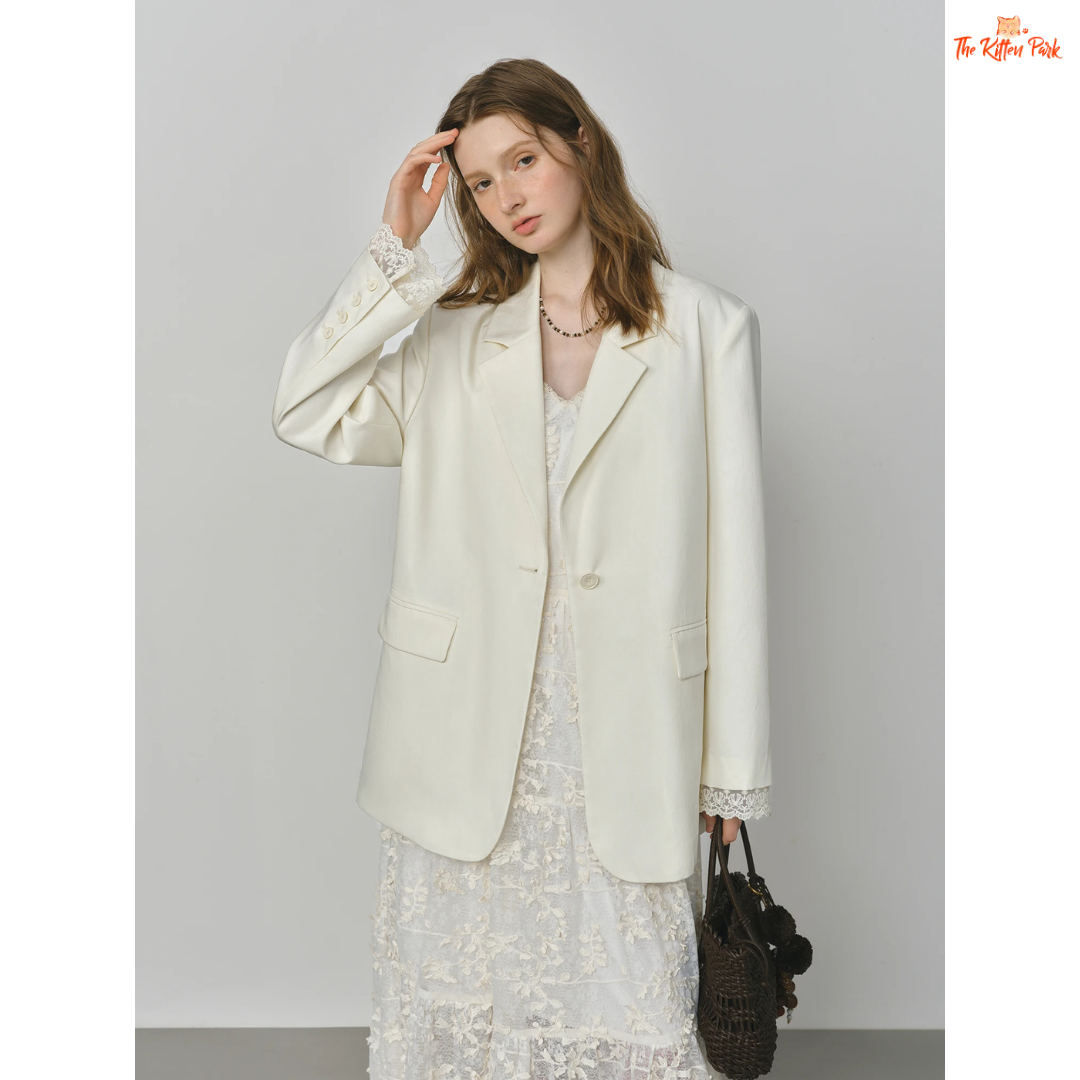 Elegant French-inspired women’s blazer with lace trim, notched collar, single-button closure, and solid design, made from lyocell and polyamide.