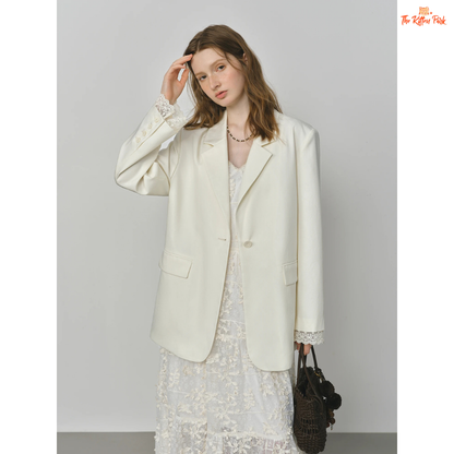 Elegant French-inspired women’s blazer with lace trim, notched collar, single-button closure, and solid design, made from lyocell and polyamide.