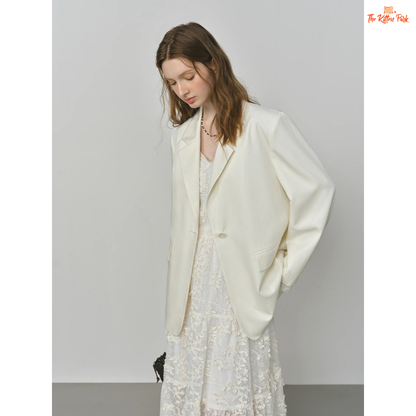 Elegant French-inspired women’s blazer with lace trim, notched collar, single-button closure, and solid design, made from lyocell and polyamide.