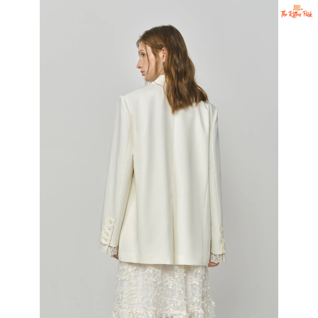 Elegant French-inspired women’s blazer with lace trim, notched collar, single-button closure, and solid design, made from lyocell and polyamide.