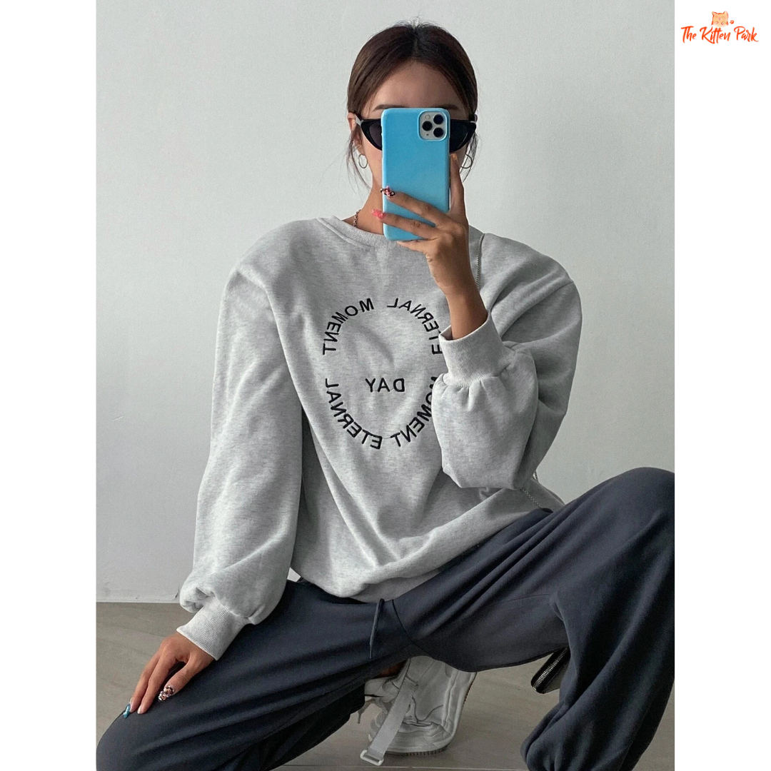 Funny Letter Print Oversized Sweatshirt — women’s casual pullover with fleece liner, O-neck, bold letter design, oversized straight fit for autumn and winter.