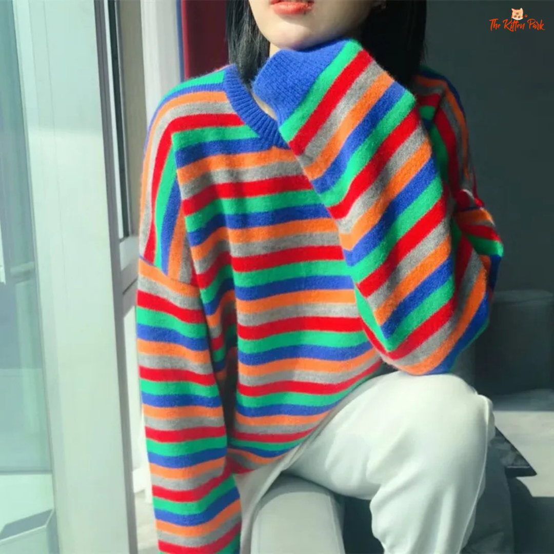 A women’s colorful cashmere sweater with striped coarse yarn knit, O-neck, long sleeves, one-size thermal design in extra-heavy fabric for autumn and winter.