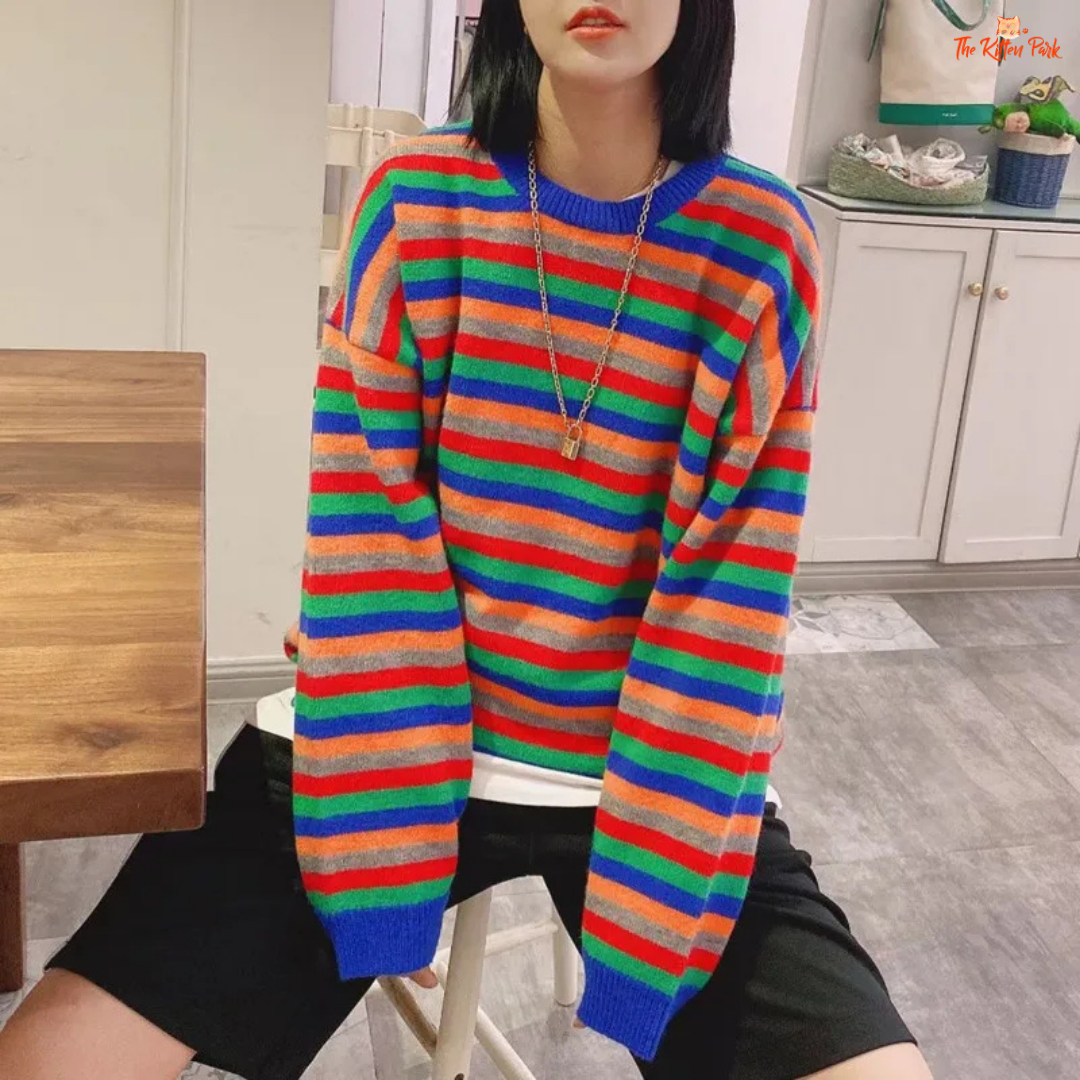 A women’s colorful cashmere sweater with striped coarse yarn knit, O-neck, long sleeves, one-size thermal design in extra-heavy fabric for autumn and winter.