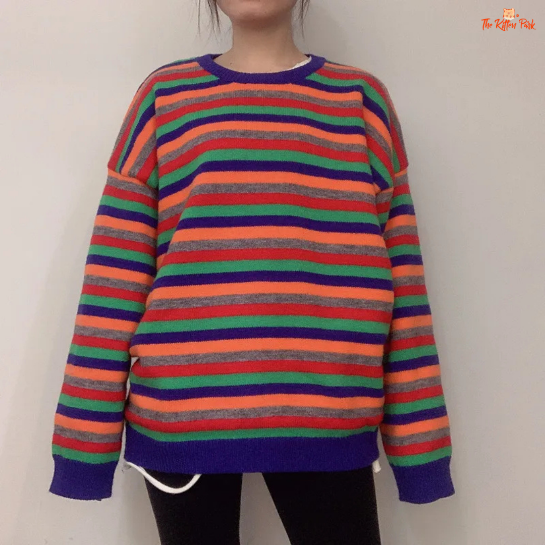 A women’s colorful cashmere sweater with striped coarse yarn knit, O-neck, long sleeves, one-size thermal design in extra-heavy fabric for autumn and winter.