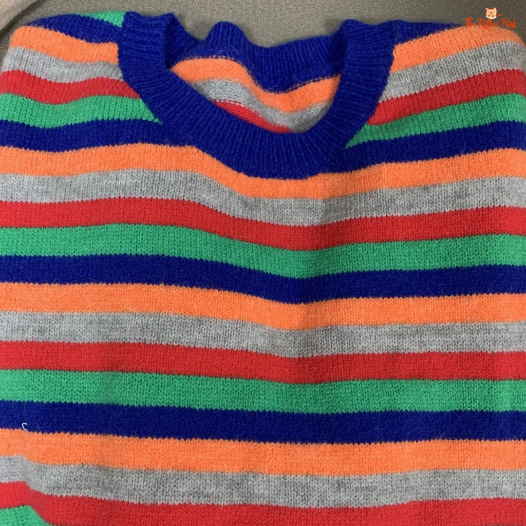 A women’s colorful cashmere sweater with striped coarse yarn knit, O-neck, long sleeves, one-size thermal design in extra-heavy fabric for autumn and winter.
