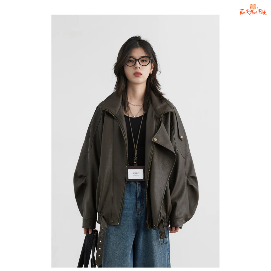 A retro PU leather jacket for women with a standing collar, single-breasted closure, and loose motorcycle coat design for autumn and spring wear.