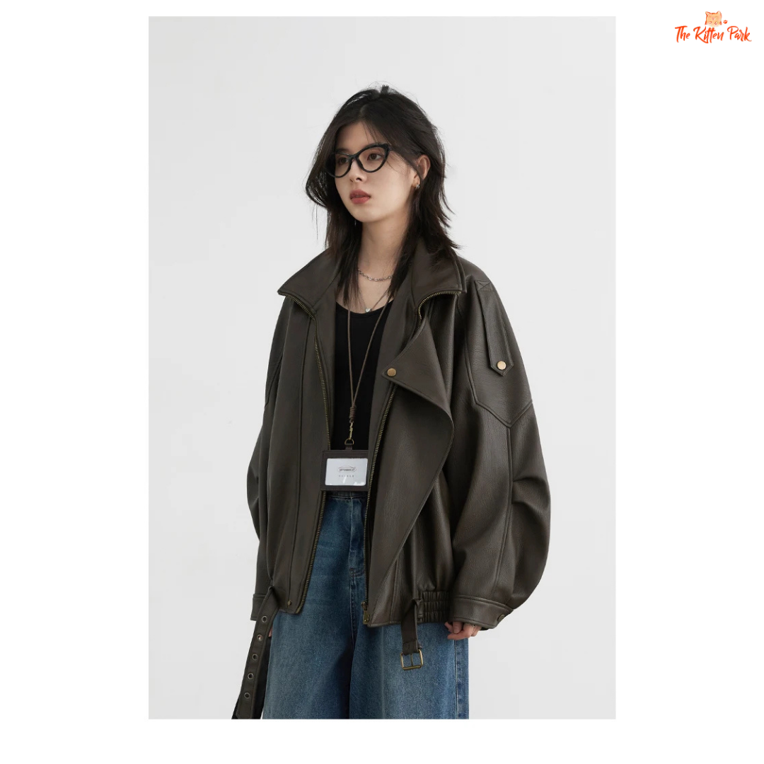 A retro PU leather jacket for women with a standing collar, single-breasted closure, and loose motorcycle coat design for autumn and spring wear.