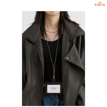 A retro PU leather jacket for women with a standing collar, single-breasted closure, and loose motorcycle coat design for autumn and spring wear.