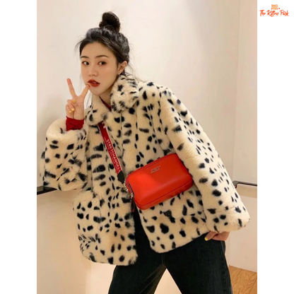 Women's Leopard Faux Fur Coat, short plush winter jacket with slim cut, turn-down collar, pockets, and covered button closure in faux fur.