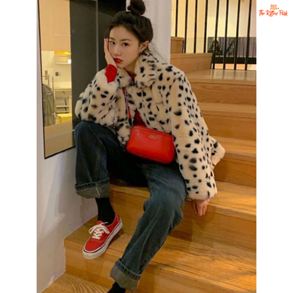 Women's Leopard Faux Fur Coat, short plush winter jacket with slim cut, turn-down collar, pockets, and covered button closure in faux fur.