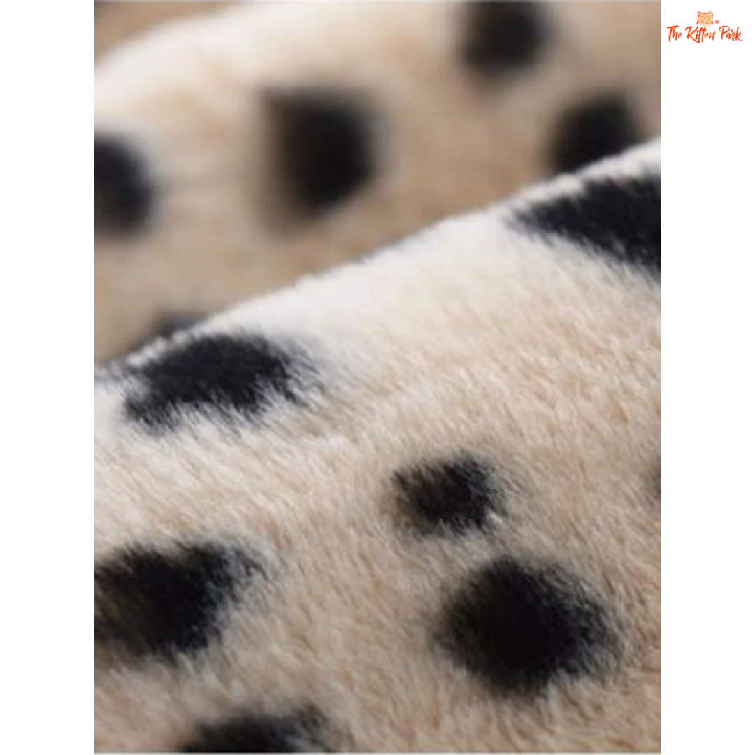 Women's Leopard Faux Fur Coat, short plush winter jacket with slim cut, turn-down collar, pockets, and covered button closure in faux fur.