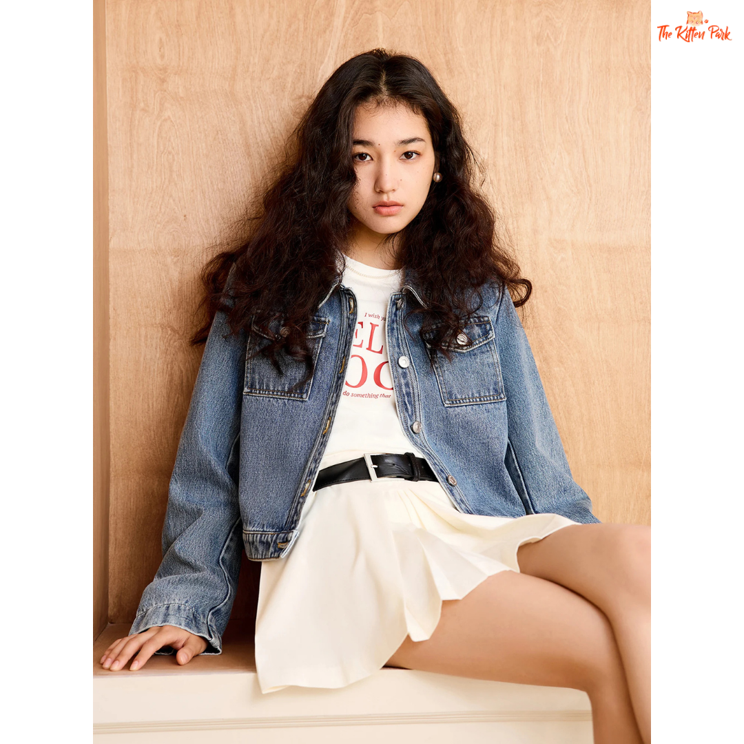 Women’s retro short denim jacket in blue cotton with turn-down collar, single-breasted closure, and buttons, styled for casual spring and summer outfits.