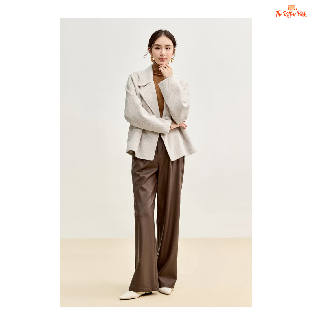 Women’s short wool coat in thick fabric with camel wool blend, double-breasted closure, drop-shoulder sleeves, and turn-down collar for winter wear.