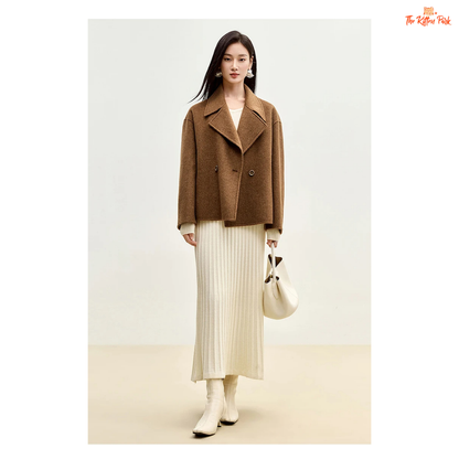 Women’s short wool coat in thick fabric with camel wool blend, double-breasted closure, drop-shoulder sleeves, and turn-down collar for winter wear.