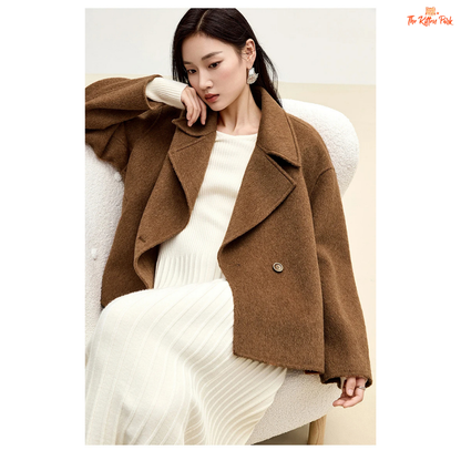 Women’s short wool coat in thick fabric with camel wool blend, double-breasted closure, drop-shoulder sleeves, and turn-down collar for winter wear.