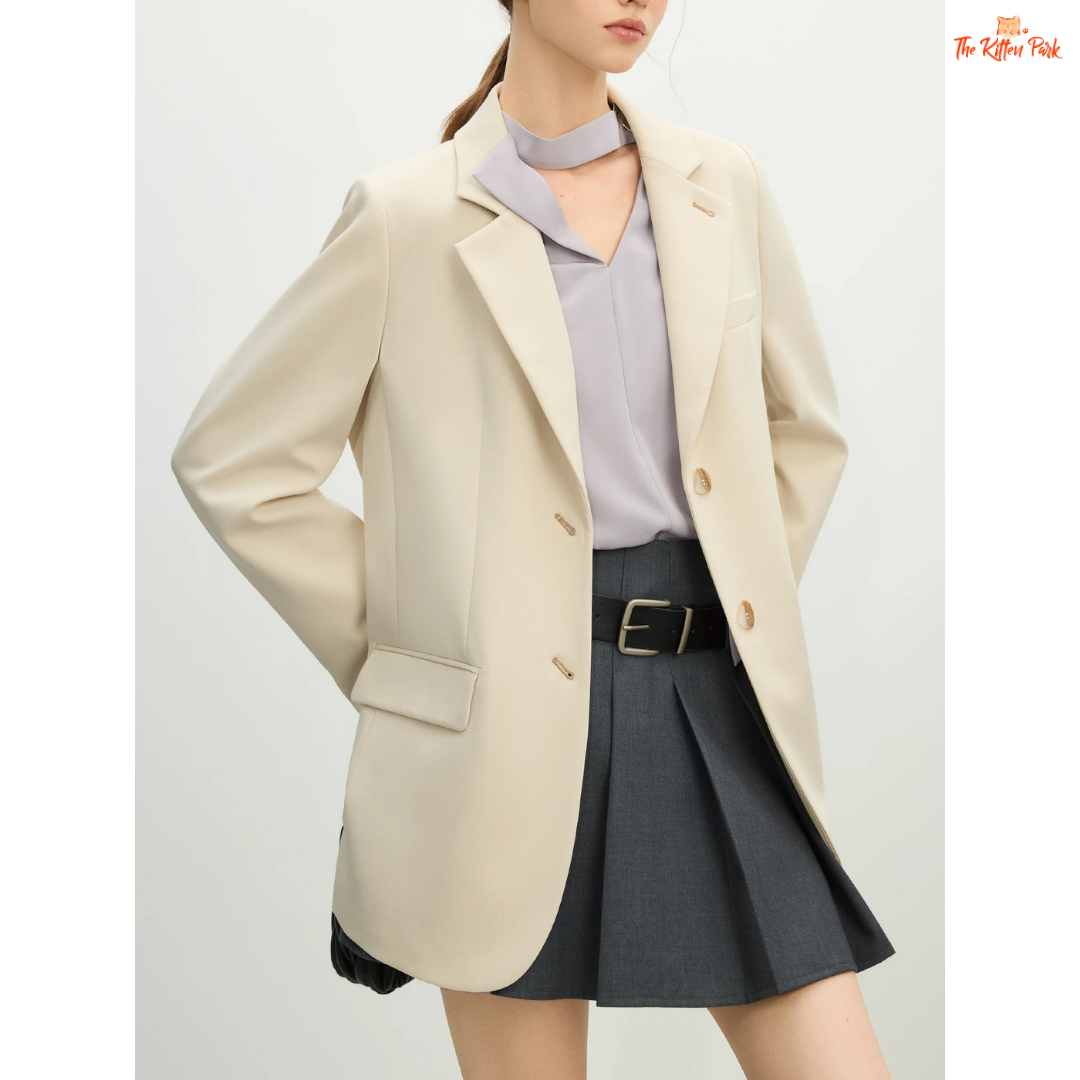 Elegant women’s versatile blazer in light green and off-white tones, featuring a loose fit, single-breasted closure, and notched collar for spring and summer office wear.