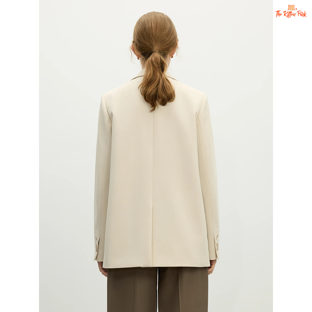 Elegant women’s versatile blazer in light green and off-white tones, featuring a loose fit, single-breasted closure, and notched collar for spring and summer office wear.