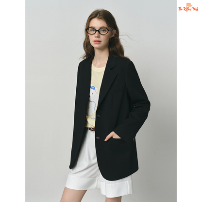 Elegant women’s versatile blazer in light green and off-white tones, featuring a loose fit, single-breasted closure, and notched collar for spring and summer office wear.